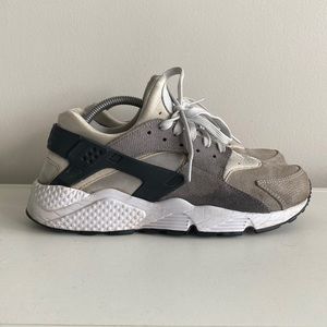 Nike Hurache Sneakers in Black/White Size 8 Men